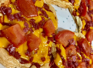 Una foto de Mini pizzas con queso cheddar SIN MASA, SIN HARINAS