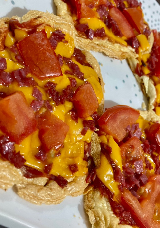 Una foto de Mini pizzas con queso cheddar SIN MASA, SIN HARINAS