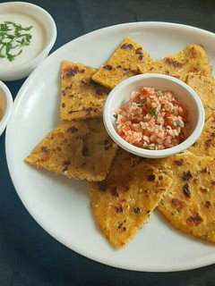 मक्की मूली का पराठा (Makki mooli ka paratha recipe in Hindi) रेसिपी मुख्य फोटो