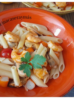 Una foto de Ensalada de pasta con marisco