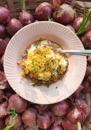 छोले टिक्की चाट (Chole tikki chaat recipe in marathi) रेसिपी चे मुख्य फोटो 