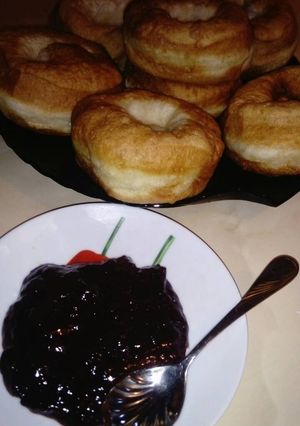 A picture of Krofne (Donuts).