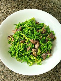 Hình của món Bông Thiên Lý Xào Mề Gà.
