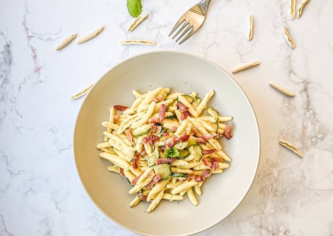 Cavatelli con zafferano, zucchine, gorgonzola e pancetta π