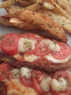 Una foto de Milanesas de Berenjena a la napolitana con papas al horno