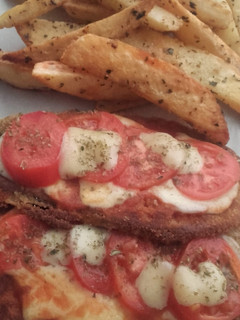 Una foto de Milanesas de Berenjena a la napolitana con papas al horno