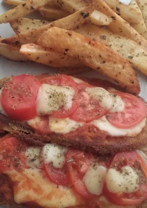 Una foto de Milanesas de Berenjena a la napolitana con papas al horno