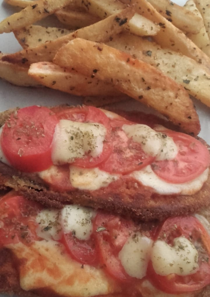 Una foto de Milanesas de Berenjena a la napolitana con papas al horno