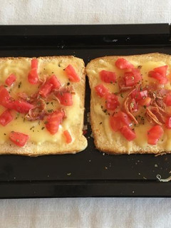 Una foto de Sándwich abierto de queso, tomate y jamón serrano