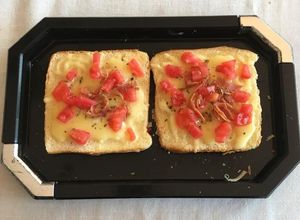 Una foto de Sándwich abierto de queso, tomate y jamón serrano