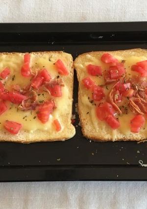 Una foto de Sándwich abierto de queso, tomate y jamón serrano