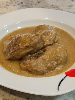 Una foto de Carrilleras ibéricas en salsa de berenjena y champiñones