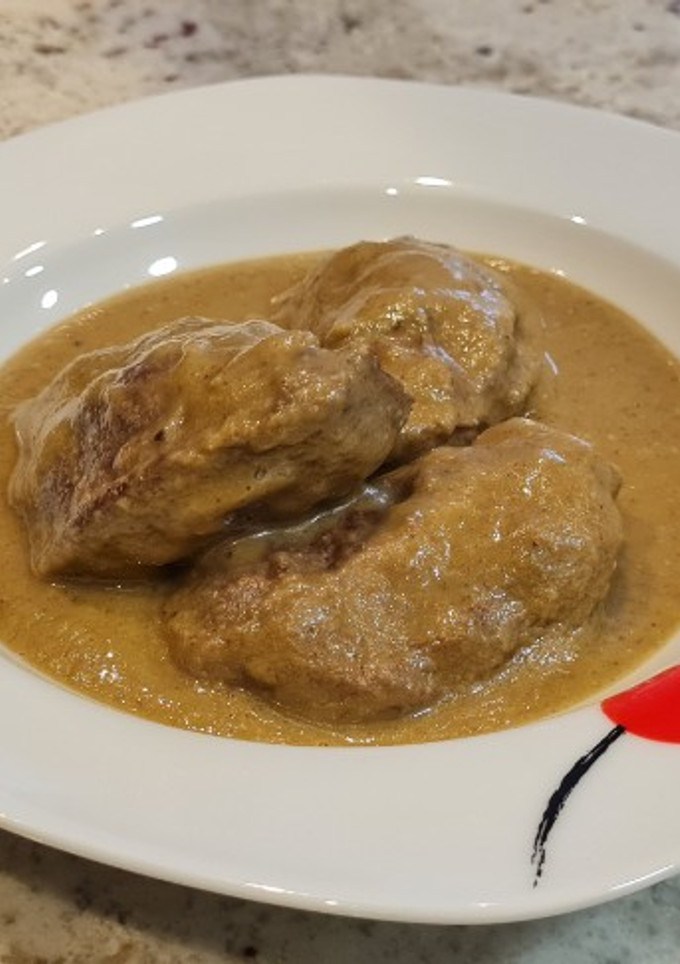 Una foto de Carrilleras ibéricas en salsa de berenjena y champiñones