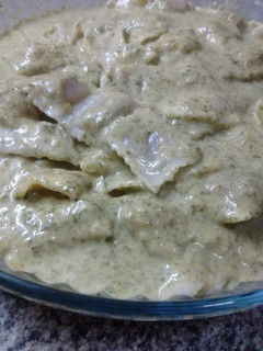 Una foto de Ravioles con salsa de espinaca