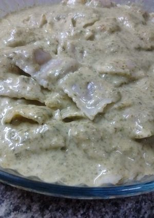 Una foto de Ravioles con salsa de espinaca