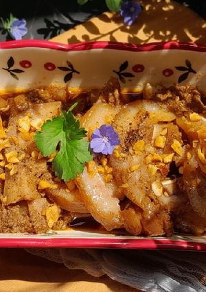 Hình của món Tai heo rim ngũ vị.
