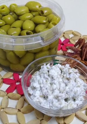 Una foto de Ricotta fresca con aceitunas verdes y pecanas
