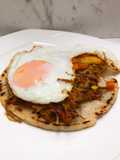 Desayuno fácil con 3 ingredientes: Arepa de maíz con calentado de carne desmechada y huevo frito 🍳