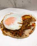 Desayuno fácil con 3 ingredientes: Arepa de maíz con calentado de carne desmechada y huevo frito 🍳