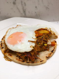Una foto de Desayuno fácil con 3 ingredientes: Arepa de maíz con calentado de carne desmechada y huevo frito 🍳