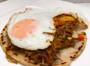 Una foto de Desayuno fácil con 3 ingredientes: Arepa de maíz con calentado de carne desmechada y huevo frito 🍳