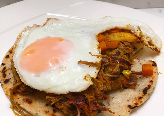 Desayuno fácil con 3 ingredientes: Arepa de maíz con calentado de carne  desmechada y huevo frito ? Receta de Catalina Bobadilla Delgado- Cookpad