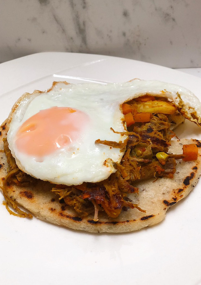Una foto de Desayuno fácil con 3 ingredientes: Arepa de maíz con calentado de carne desmechada y huevo frito 🍳