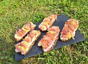 Une photo de Tartines nectarine/jambon sec