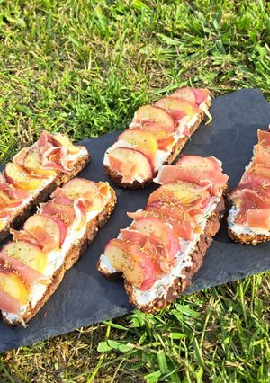 Une photo de Tartines nectarine/jambon sec