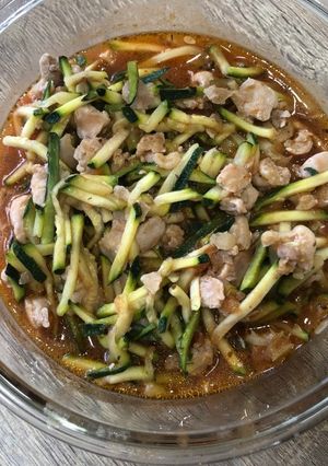 雞絞肉櫛瓜麵（佐義大利麵醬） 的食譜成品照片