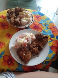 Una foto de Milanesa con ensalada primaveral
