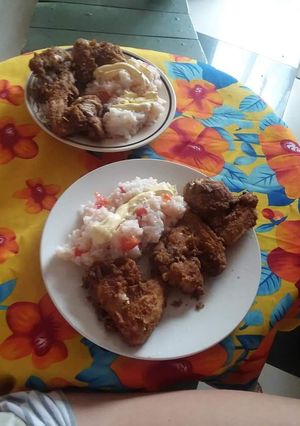 Una foto de Milanesa con ensalada primaveral