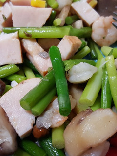Una foto de Salteado de verduras con champiñones, pavo y patata