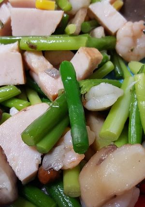 Una foto de Salteado de verduras con champiñones, pavo y patata