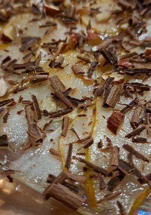 Une photo de Carpaccio de poire aux éclats de noisettes et chocolat
