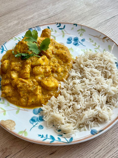 Una foto de Pollo al curry con arroz