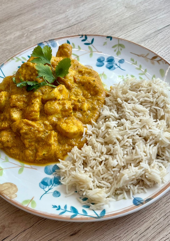 Una foto de Pollo al curry con arroz