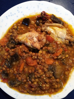 Una foto de Lentejas guisadas con verduras y alitas de pollo, al chun chun