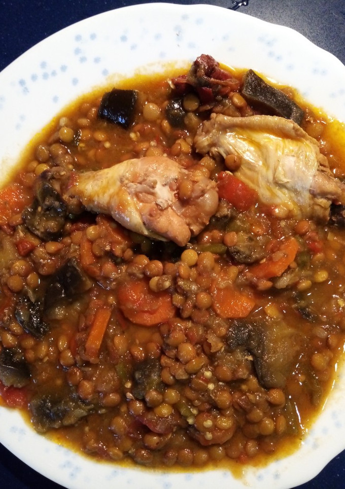 Una foto de Lentejas guisadas con verduras y alitas de pollo, al chun chun