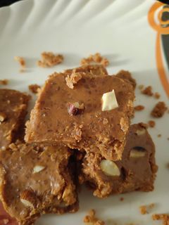 বেসনের বরফি (besaner barfi recipe in Bengali) রেসিপির প্রধান ছবি