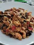 Wok de tallarines de arroz con verduras y mejillones