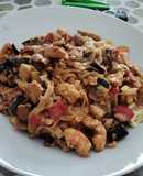 Wok de tallarines de arroz con verduras y mejillones