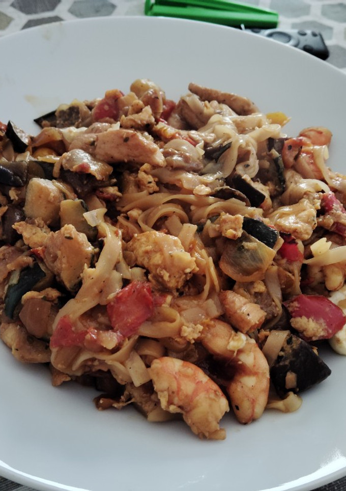 Una foto de Wok de tallarines de arroz con verduras y mejillones