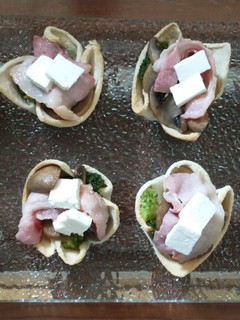Una foto de Cestitos de verduras con guacamole, bacon y feta
