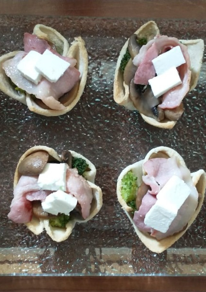 Una foto de Cestitos de verduras con guacamole, bacon y feta