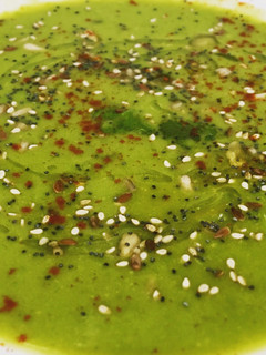 Una foto de Crema de guisante con cilantro y toque de lima