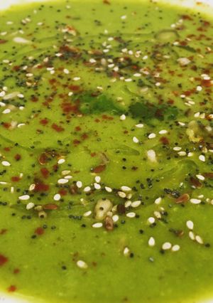 Una foto de Crema de guisante con cilantro y toque de lima