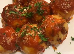 Una foto de Bollos pelones en salsa napolitana