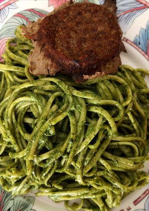 Una foto de Tallarines verdes con pesto limeño
