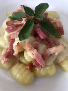 Una foto de Gnocchi con salsa de quesos y bacon..😋